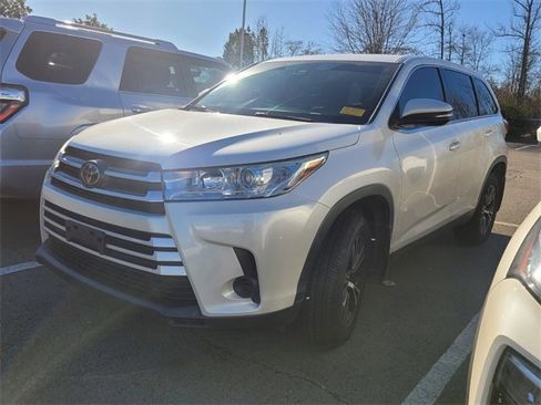 Used 2019 Toyota Highlander LE image 3