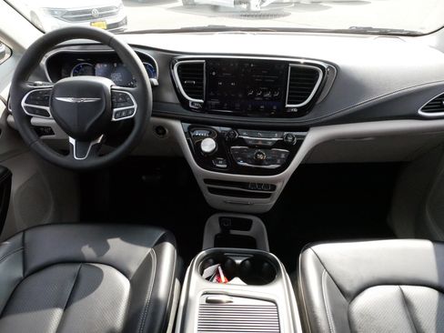 Used 2023 Chrysler Pacifica Touring-L FWD image 10
