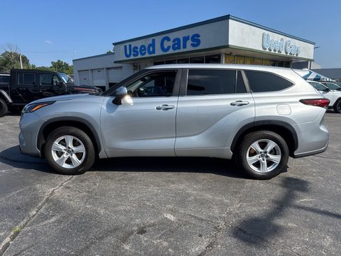 Used 2023 Toyota Highlander LE FWD image 3