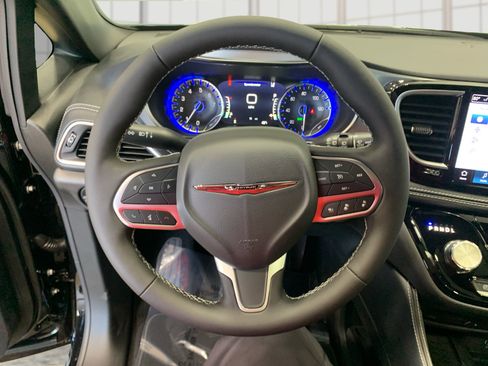 New 2026 Chrysler Pacifica Limited w/ Uconnect Theater Family Group image 17