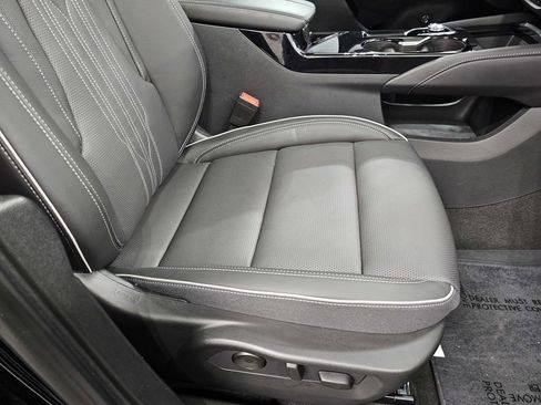 Used 2025 Buick Envision Avenir AWD/4WD image 23