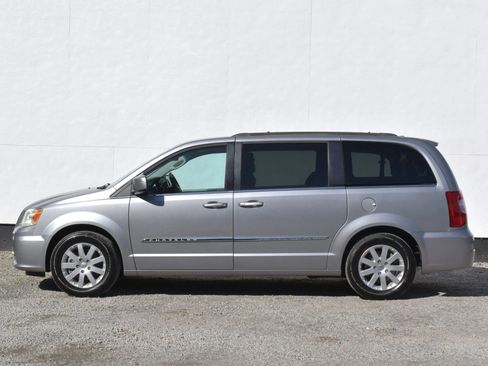 Used 2014 Chrysler Town & Country Touring FWD image 9