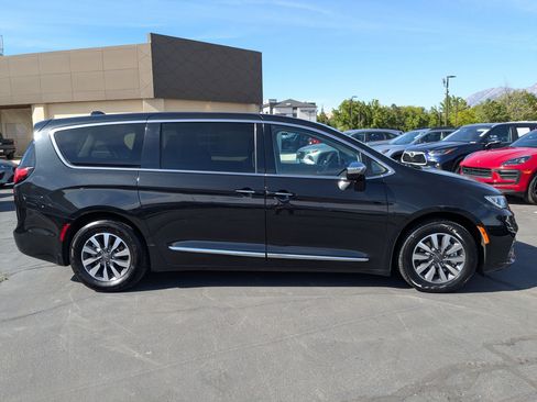 Used 2023 Chrysler Pacifica Limited FWD image 2