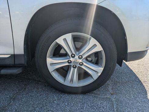 Used 2012 Toyota Highlander Limited w/ Tow Pkg FWD image 11