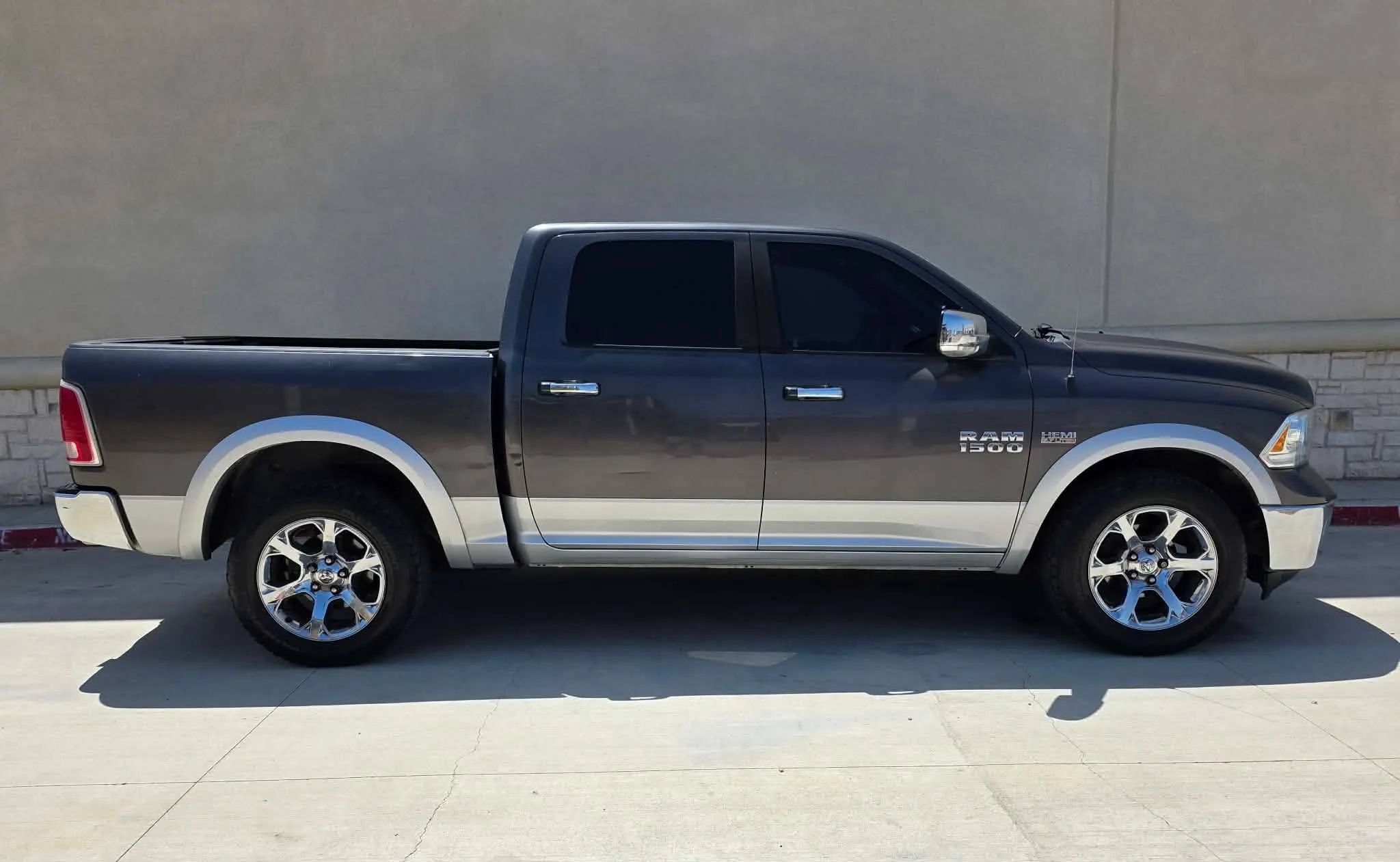 Used 2016 RAM 1500 Laramie w/ Convenience Group AWD/4WD image 2