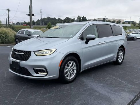 Used 2023 Chrysler Pacifica Touring-L FWD image 3