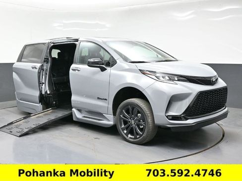 Used 2026 Toyota Sienna XSE FWD image 1