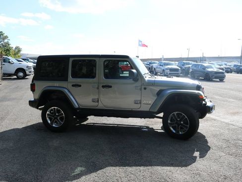 Used 2019 Jeep Wrangler Unlimited Sahara AWD/4WD image 6
