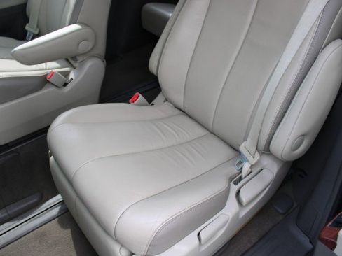 Used 2014 Toyota Sienna Limited w/ Limited Premium Package image 26