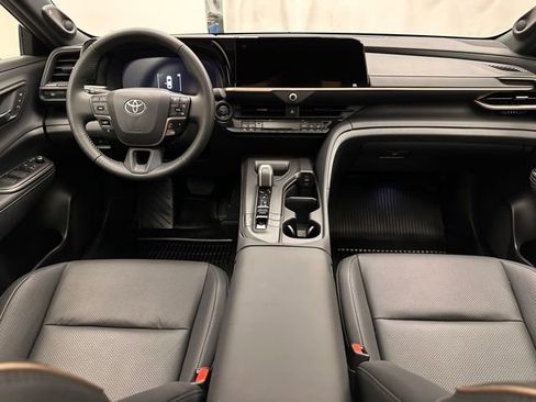 Used 2023 Toyota Crown Limited image 7