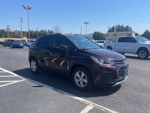 Used 2022 Chevrolet Trax LT w/ LT Convenience Package image 8