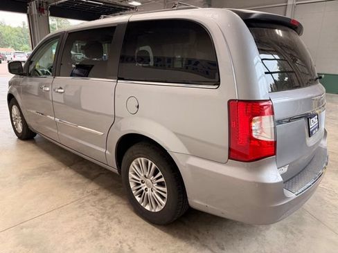 Used 2015 Chrysler Town & Country Touring-L w/ Driver Convenience Group FWD image 6