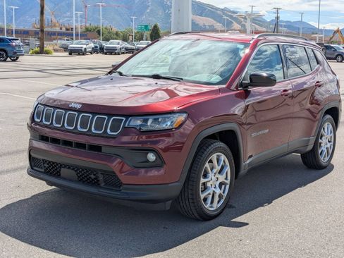 Used 2022 Jeep Compass Latitude AWD/4WD image 7