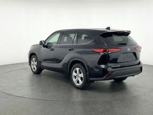 Used 2025 Toyota Highlander LE FWD image 6