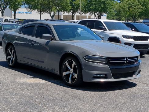 Used 2017 Dodge Charger SXT w/ Plus Group RWD image 2
