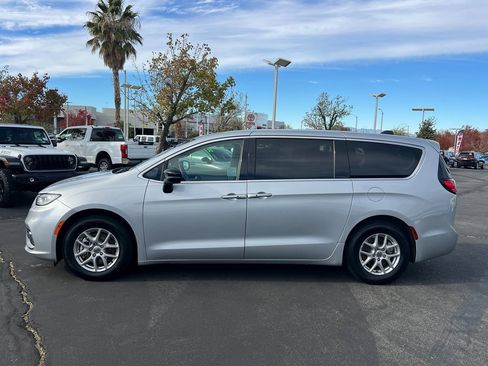 Certified 2024 Chrysler Pacifica Touring-L image 3