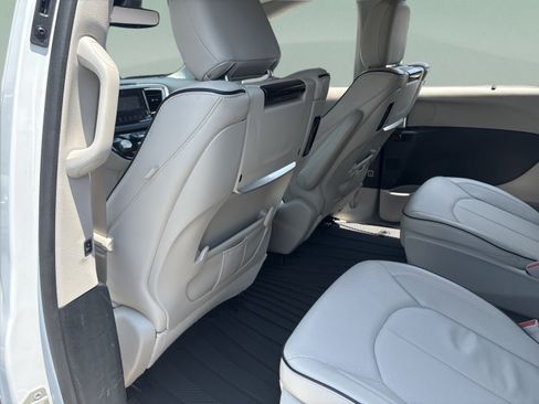 Used 2019 Chrysler Pacifica Limited w/ Advanced Safetytec Group FWD image 26