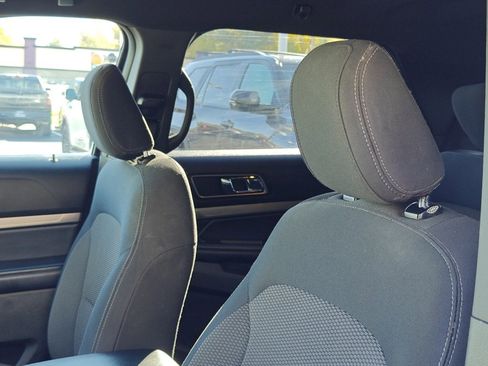 Used 2018 Ford Explorer XLT image 12