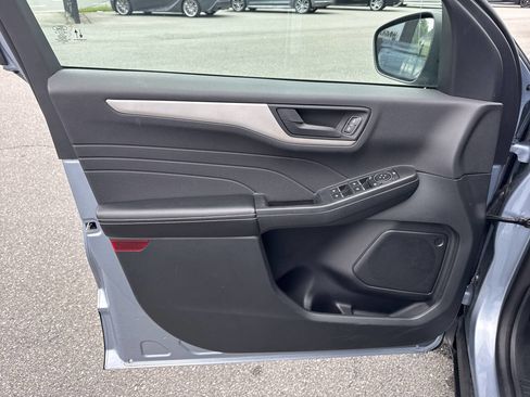 Used 2022 Ford Escape SE w/ SE Sport Appearance Package image 24