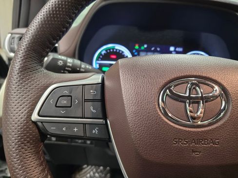 Used 2024 Toyota Sienna Platinum FWD image 20