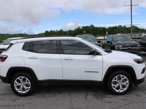 Used 2024 Jeep Compass Latitude AWD/4WD image 5