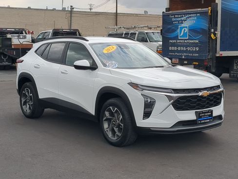 Used 2024 Chevrolet Trax LT w/ Driver Confidence Package FWD image 8