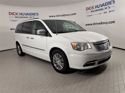 Used 2014 Chrysler Town & Country Touring-L w/ Driver Convenience Group image 3