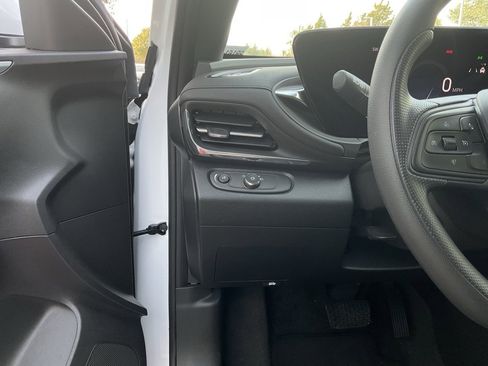 Used 2025 Buick Envista Preferred image 25