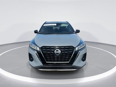 Used 2023 Nissan Kicks SR image 3