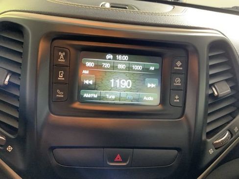 Used 2017 Jeep Cherokee Latitude FWD image 17