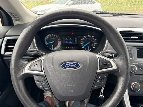 Used 2016 Ford Fusion SE w/ SE Cold Weather Package FWD image 5