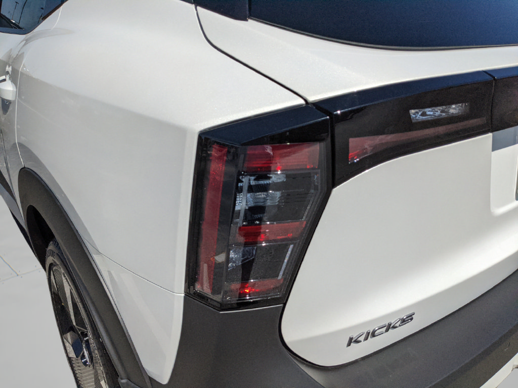 Certified 2025 Nissan Kicks SR AWD/4WD image 38