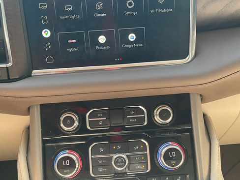Used 2022 GMC Yukon XL Denali AWD/4WD image 11