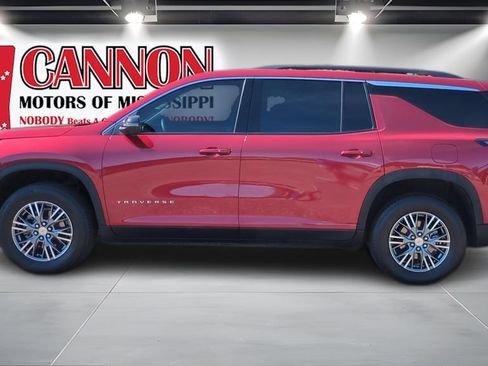 Used 2025 Chevrolet Traverse LT w/ Driver Confidence Package FWD image 8