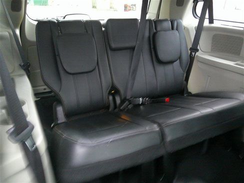 Used 2016 Chrysler Town & Country Touring image 19