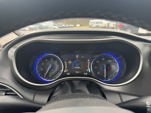 Used 2023 Chrysler Pacifica Touring-L image 18