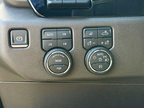 Used 2025 Chevrolet Silverado 2500 LTZ w/ LTZ Premium Package AWD/4WD image 10