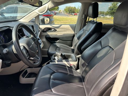 Used 2023 Chrysler Pacifica Touring-L FWD image 18