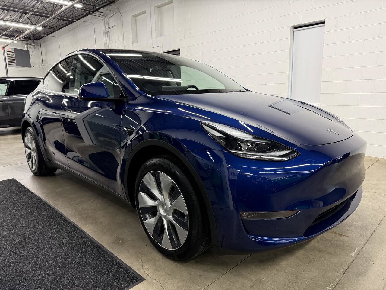 Used 2024 Tesla Model Y Long Range AWD/4WD image 3