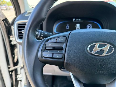 Used 2025 Hyundai Venue SEL FWD image 16