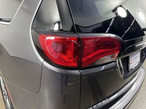 Used 2020 Chrysler Pacifica Limited w/ Advanced Safetytec Group FWD image 31