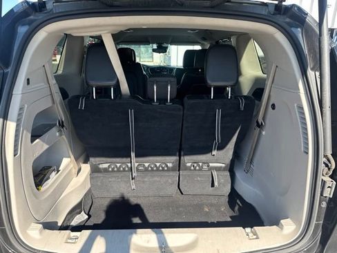 Used 2023 Chrysler Pacifica Touring-L FWD image 9
