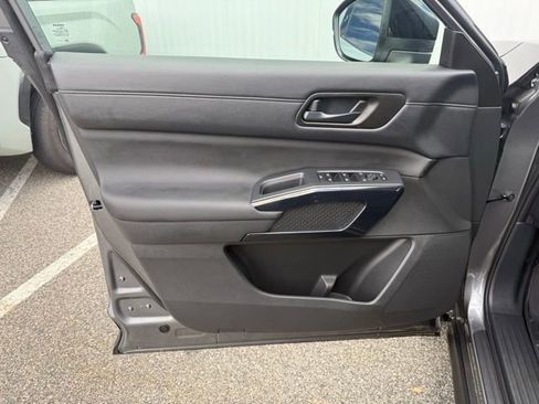 Used 2025 Nissan Pathfinder S image 16