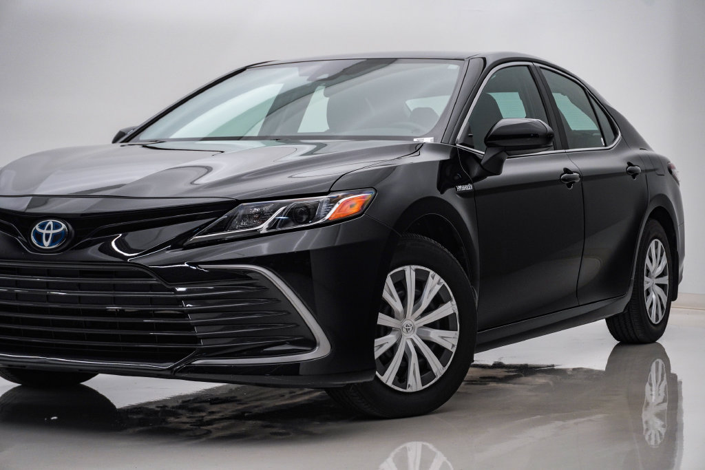 Used 2021 Toyota Camry LE FWD image 2