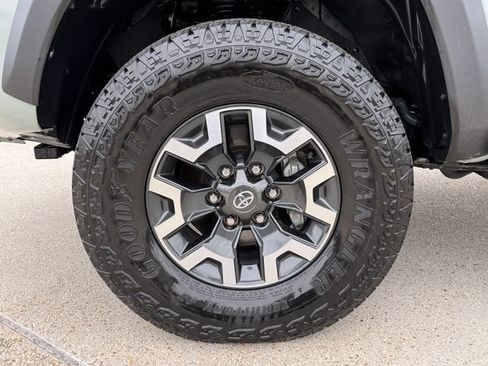 Used 2022 Toyota Tacoma TRD Off-Road w/ Technology Package AWD/4WD image 15