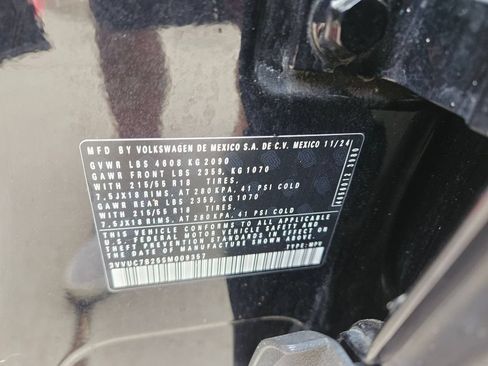 Used 2025 Volkswagen Taos SE AWD/4WD image 30
