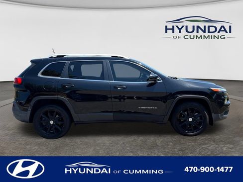 Used 2017 Jeep Cherokee Limited w/ Luxury Group AWD/4WD image 9