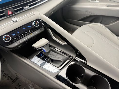 Used 2025 Hyundai Elantra SEL image 41