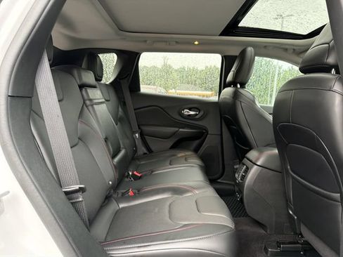 Used 2019 Jeep Cherokee Trailhawk AWD/4WD image 16