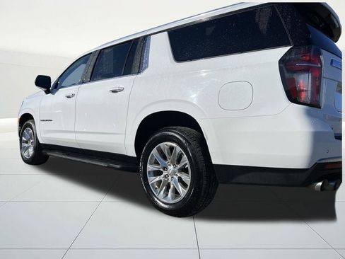Used 2023 Chevrolet Suburban Premier image 3